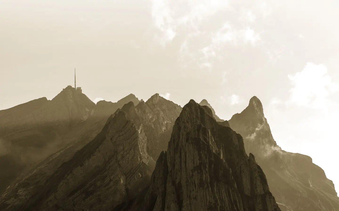 Markanter Berggrat mit Doppelspitze im warmen Dunst