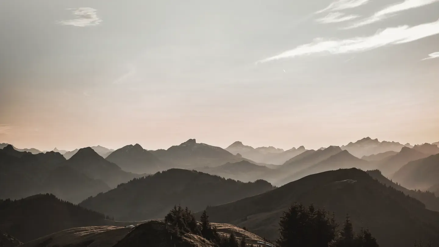Bergkette, die sich im Seitenlicht aus dem Dunst hebt